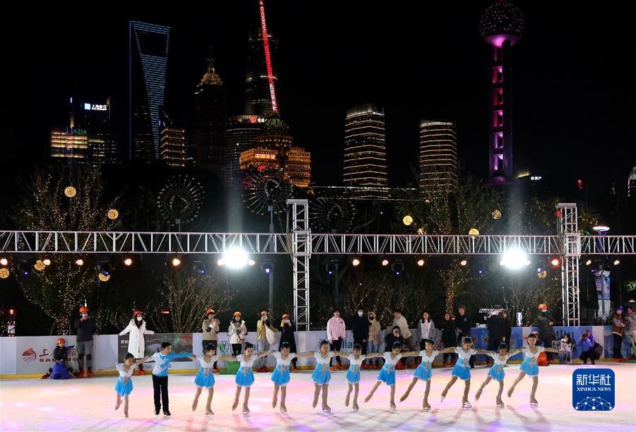 (新華全媒頭條·圖文互動)(2)愿景照進(jìn)現(xiàn)實 共赴冰雪之約——“帶動三億人參與冰雪運動”掃描