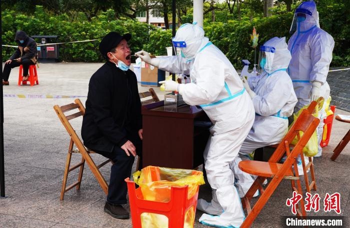 圖為德?？h組織民眾接受核酸檢測(cè)?！〉卤？h融媒體中心供圖