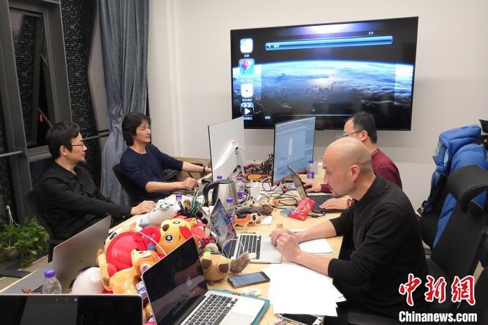 廣州美術(shù)學(xué)院曹雪、劉平云帶領(lǐng)的設(shè)計(jì)團(tuán)隊(duì)對北京冬奧會吉祥物加班加點(diǎn)進(jìn)行修改設(shè)計(jì)。(資料圖) 劉平云供圖