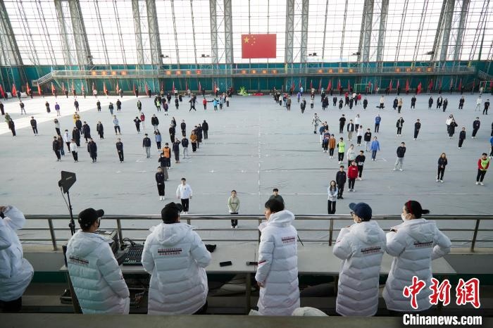 北京冬奧會(huì)閉幕式開始前，演員們?cè)谶M(jìn)行排練?！埼暮?供圖