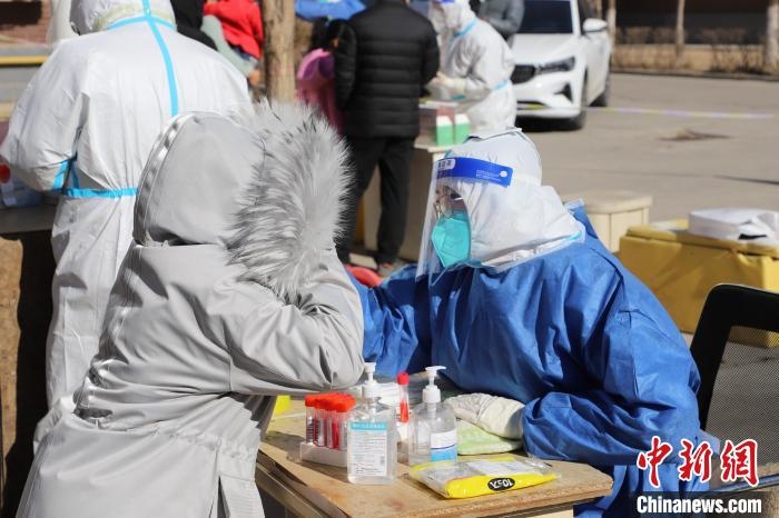 呼和浩特市民做核酸?！埩只?攝