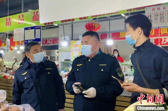 圖為執(zhí)法人員進(jìn)行調(diào)查?！±铈面谩z