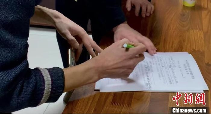 圖為現(xiàn)場下達(dá)詢問通知書。　李婷婷 攝