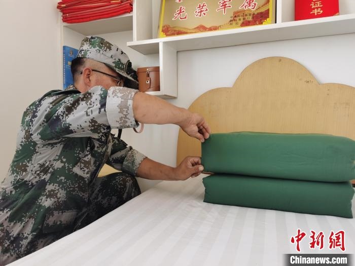 圖為謝寶民以軍人標(biāo)準(zhǔn)要求自己?！∈茉L者供圖