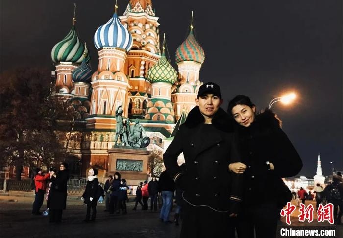 圖為敖木希勒夫婦留學(xué)合影。　敖木希勒供圖