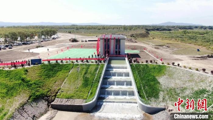 圖為生態(tài)補(bǔ)水現(xiàn)場?！》缎Э?攝