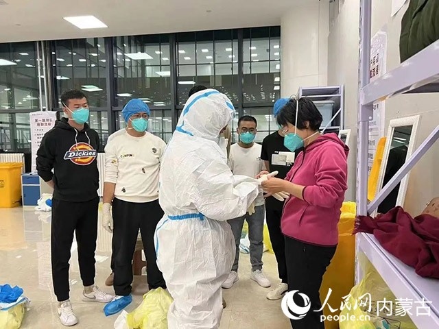 醫(yī)護人員正在方艙醫(yī)院工作。呼和浩特市第一醫(yī)院供圖