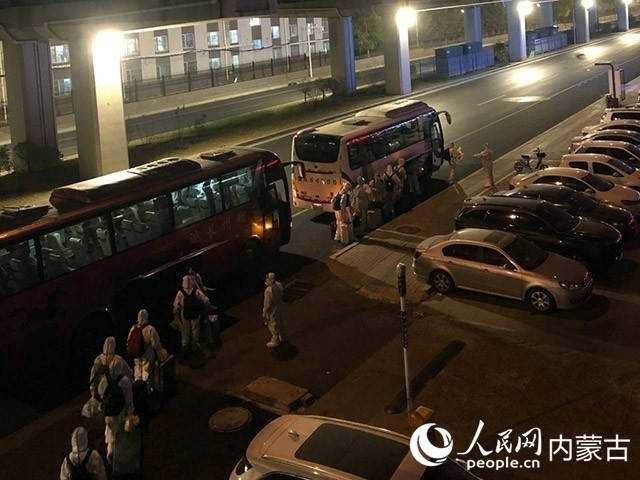 高校學生有序登車，前往隔離點。內(nèi)蒙古教育廳供圖