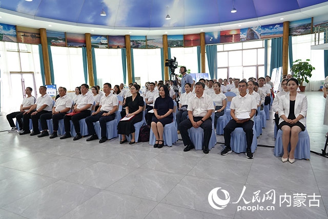 與會人員共同觀看科右中旗牛產(chǎn)業(yè)高質(zhì)量發(fā)展專題片。苑曉睿攝