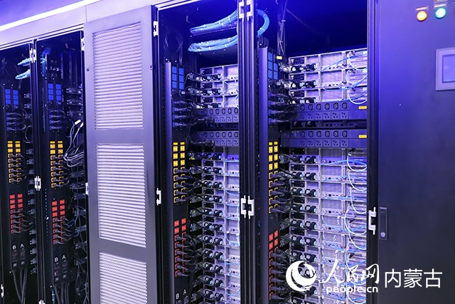 內(nèi)蒙古高性能計算公共服務(wù)平臺機房。人民網(wǎng)記者 苗陽攝