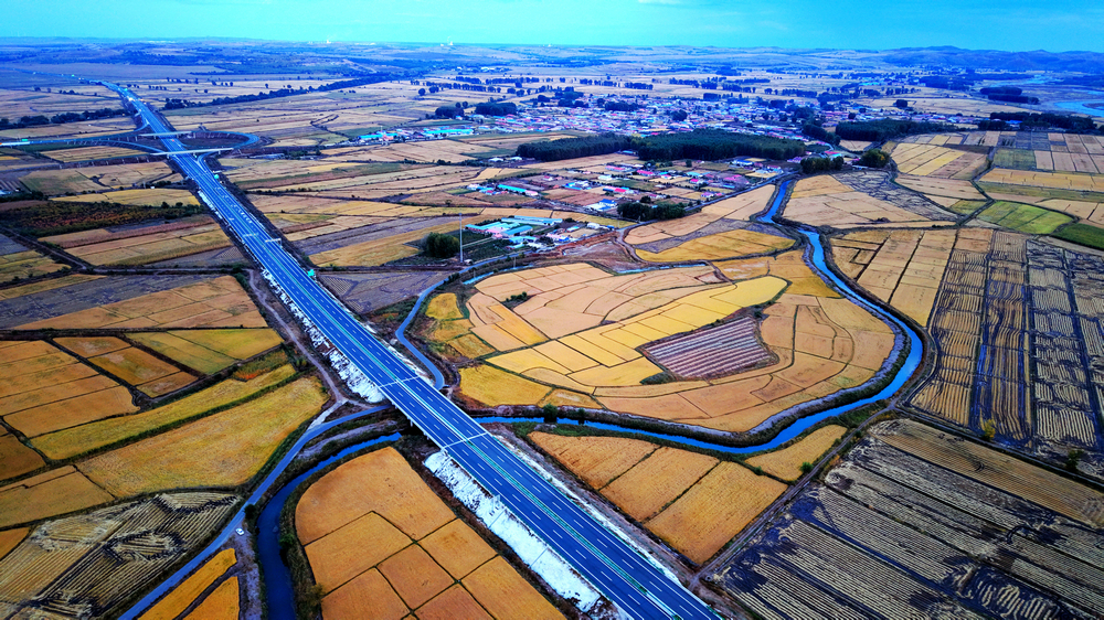 飛閱內(nèi)蒙古 ∣ 暮色三合村