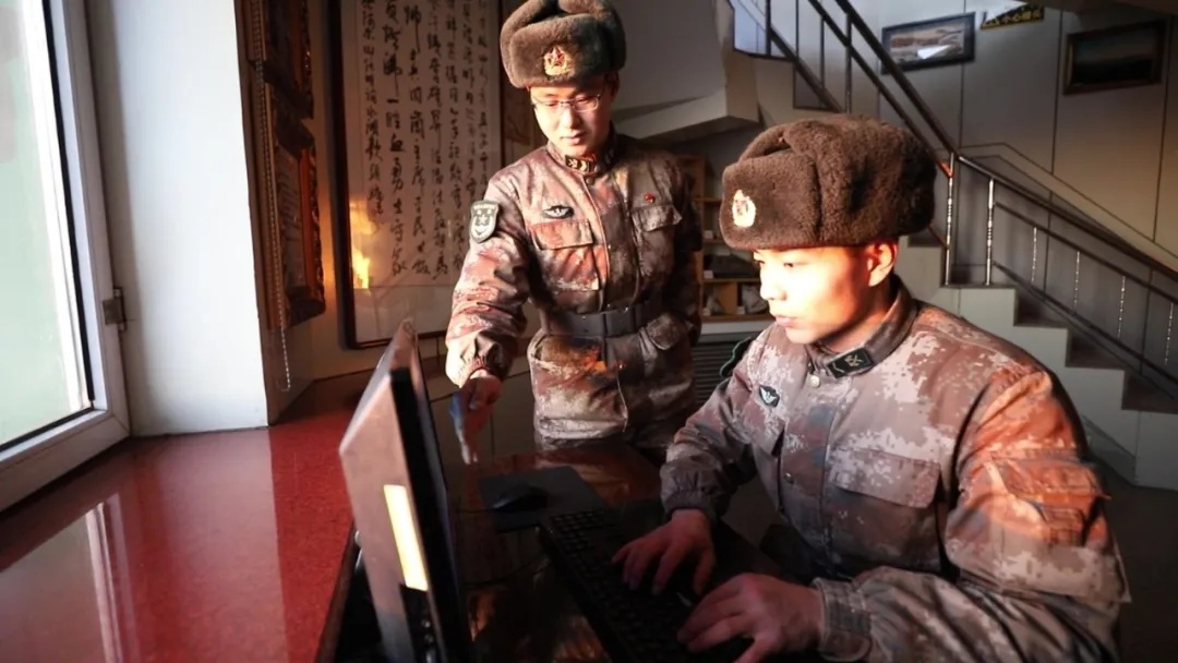 哨所內(nèi)，官兵們熟練操作視頻監(jiān)控系統(tǒng).webp.jpg