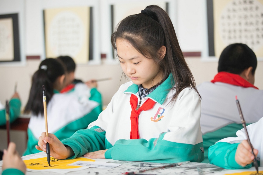 北重一小，學(xué)生正在書寫毛筆字 (2).jpg