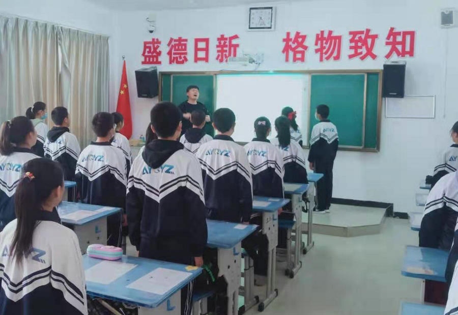 1617373640538687.jpg 阿拉善右旗第一中學(xué)八年級(1)班全體同學(xué)合唱《國家》.jpg