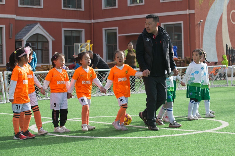 8.趣味比賽結(jié)束后，足球教師武穆帶領(lǐng)孩子們到場邊謝場.jpg