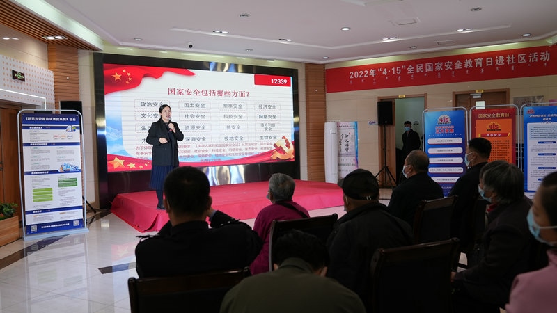 線下聯(lián)合各國(guó)家安全委員單位同步開展“國(guó)家安全進(jìn)社區(qū)”活動(dòng)，現(xiàn)場(chǎng)通過以國(guó)家安全知識(shí)問答為主線，穿插烏蘭牧騎演出、國(guó)家安全宣講、發(fā)放國(guó)家安全法律法規(guī)讀本等形式，圍繞什么是國(guó)家安全、國(guó)家安全包含哪些內(nèi)容、如何維護(hù)國(guó)家安全等方面，為社區(qū)老百姓開展宣傳宣講，同時(shí)作為現(xiàn)場(chǎng)“進(jìn)社區(qū)”活動(dòng)與線上直播活動(dòng)連線，把現(xiàn)場(chǎng)熱烈氣氛帶到網(wǎng)絡(luò)，與大家共同分享。 (4)_副本.jpg