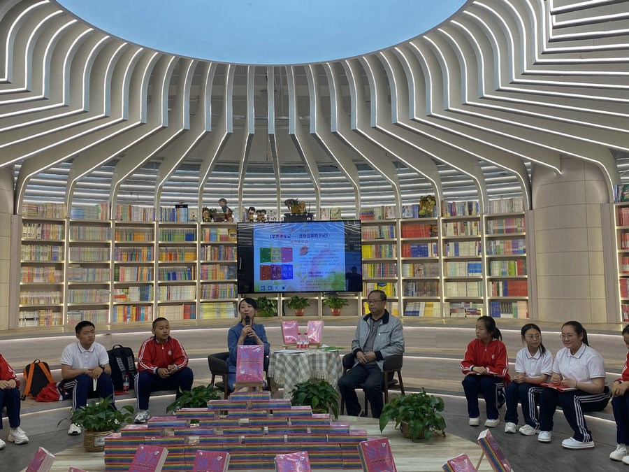 1715768146910810.jpg 2——《草原尋寶記》編輯藺潔老師分享書中的有趣知識(shí).jpg