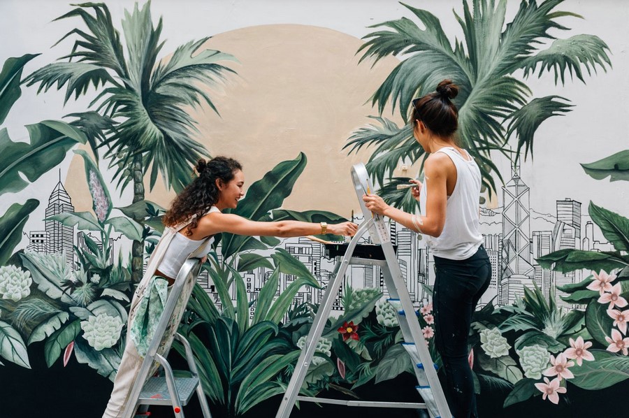 05. 藝術(shù)家梅慧欣、連佩汶與她們創(chuàng)作的壁畫作品.jpg