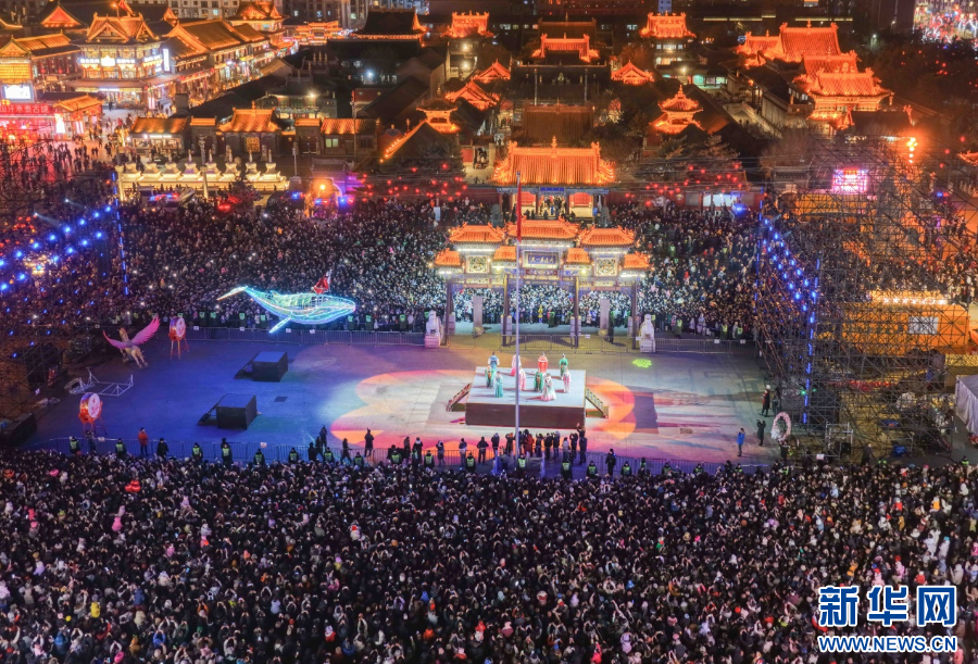 2025年12月31日晚，呼和浩特市玉泉區(qū)塞上老街旅游休閑街區(qū)跨年夜活動(dòng)現(xiàn)場游人如織。新華網(wǎng)發(fā)（丁根厚 攝）.jpg
