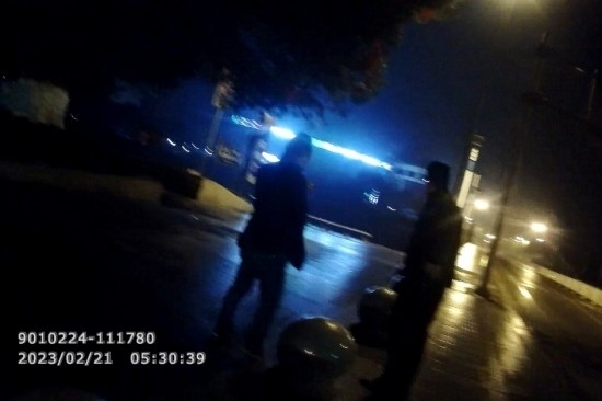 報(bào)警人唐師傅向民警講述情況 。資陽(yáng)公安供圖