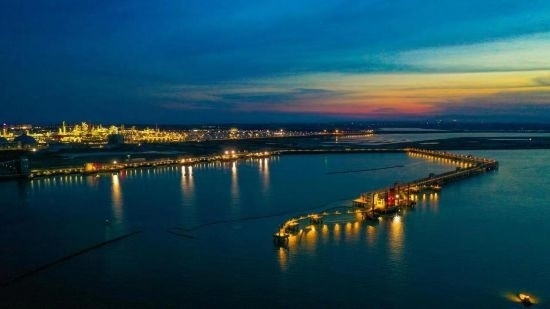 圖為中科煉化自建港口碼頭，30萬噸級(jí)原油泊位