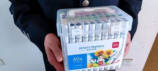 民警送上的馬克筆。資陽市公安供圖