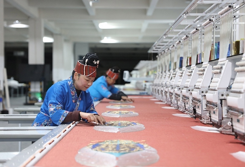 2023年2月13日，貴州省黔東南苗族侗族自治州施秉縣工業(yè)園區(qū)，工人在機(jī)繡車間作業(yè)。