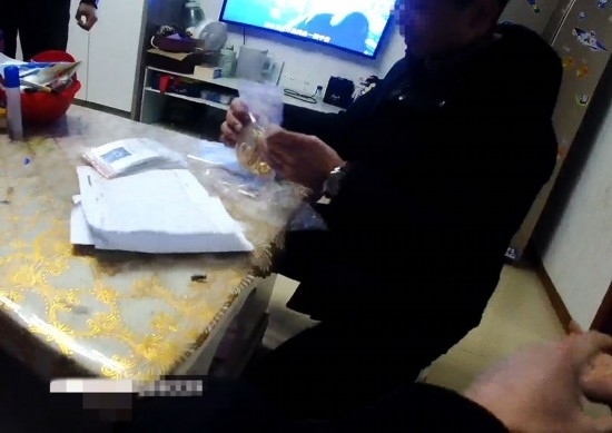 失主對照清單清點黃金等貴重物品。資陽市公安供圖