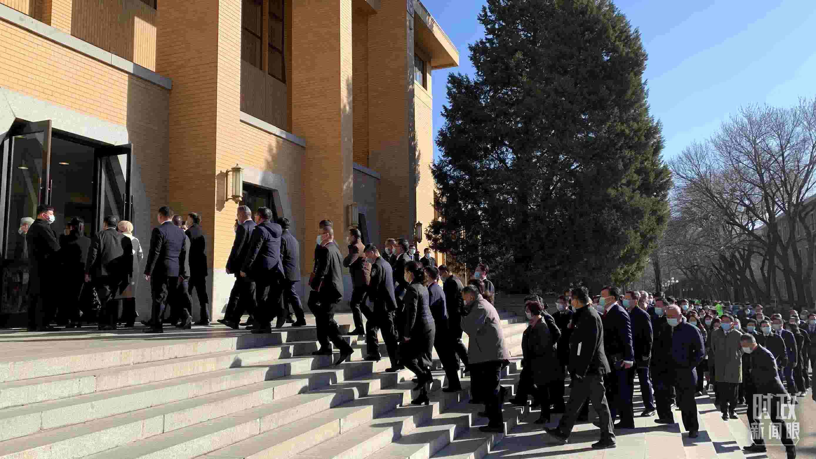 △參加這次慶祝大會暨開學典禮的與會人員正在步入會場。（總臺央視記者段德文拍攝）