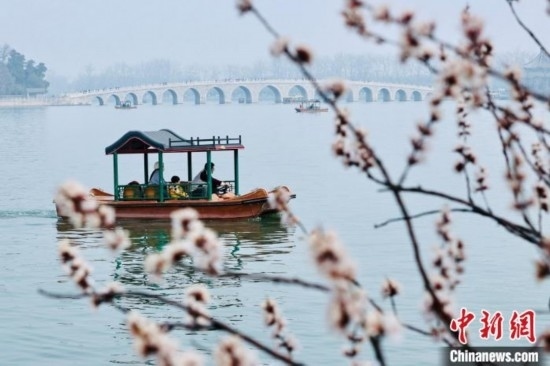 20日，頤和園游船開(kāi)航。<a target='_blank' data-cke-saved-href='/' href='/'><p align=