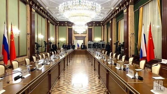 △俄羅斯聯(lián)邦政府大廈內(nèi)，習主席在這里會見俄羅斯總理米舒斯京。（總臺央視記者段德文拍攝）