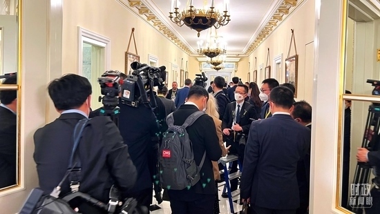  △等待進入會場的新聞記者擠滿走廊。（總臺央視記者程鋮拍攝）