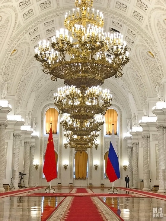 △克里姆林宮喬治大廳，習主席在這里同普京總統(tǒng)握手合影。（總臺央視記者石偉明拍攝）