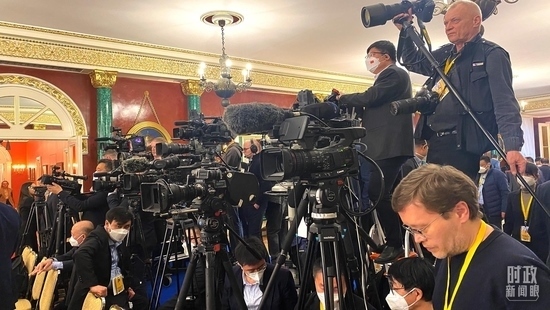 △等待中俄兩國元首共見記者的中外媒體同仁。（總臺央視記者段德文、李輝拍攝）