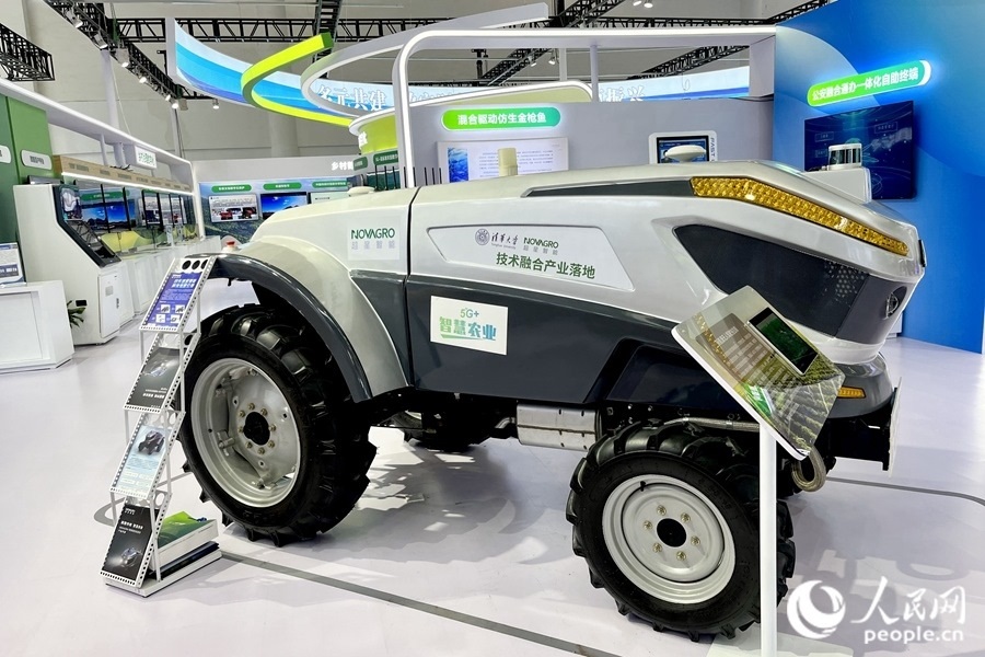 通過手機，就能指揮新能源無人駕駛拖拉機在田里作業(yè)。人民網(wǎng) 錢嘉禾攝