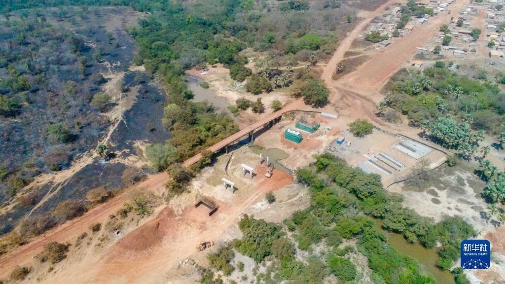 這是1月12日在科特迪瓦西北部奧迭內(nèi)省拍攝的北部公路項目施工現(xiàn)場（無人機(jī)照片）。新華社發(fā)（中國港灣工程有限責(zé)任公司供圖）