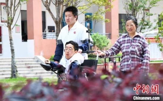 碰上天氣好，朱金祥就會利用休息時(shí)間，和鐘華強(qiáng)母親將其推出來賞賞花，曬曬太陽，呼吸一下外面的新鮮空氣。 卓忠偉 攝