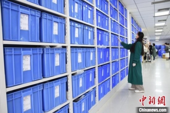 圖為鄭州大學(xué)人骨考古實驗室內(nèi)的骨骼標(biāo)本庫。王宇 攝