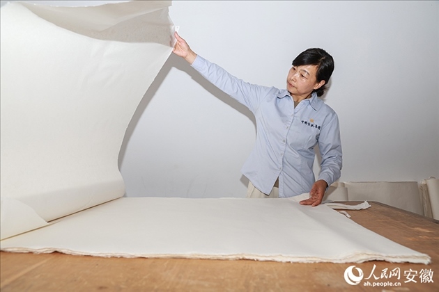 制簾需要將蔑條通過專門的小孔磨細(xì)。人民網(wǎng)記者 張俊攝