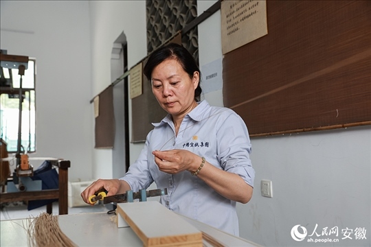 撈紙需要兩位師傅默契配合。人民網(wǎng)記者 張俊攝