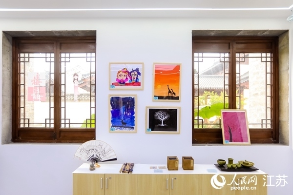 “棲棲小店”的文創(chuàng)產(chǎn)品展示廳。人民網(wǎng)記者 馬曉波攝