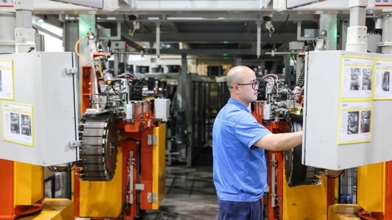 工作人員在貴州輪胎股份有限公司的“5G全連接工廠”成型區(qū)作業(yè)（2022年5月17日攝）。新華社記者 歐東衢 攝