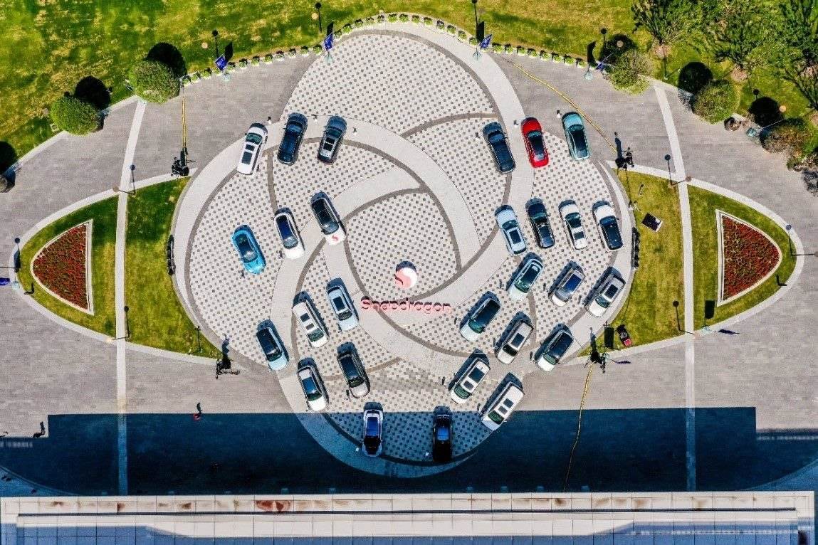 峰會戶外整車展示區(qū)俯瞰圖。（受訪者供圖）