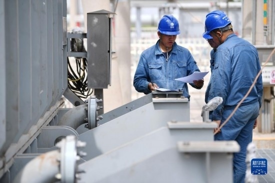 5月27日，電力工人在工程現(xiàn)場進(jìn)行檢修作業(yè)。