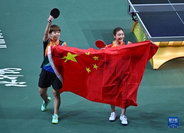 5月27日，陳夢（右）/王藝迪慶祝勝利。當(dāng)日，在南非德班進(jìn)行的2023年世界乒乓球錦標(biāo)賽女子雙打決賽中，中國選手陳夢/王藝迪以3比0戰(zhàn)勝韓國選手田志希/申裕斌，奪得冠軍。新華社記者 陶希夷攝