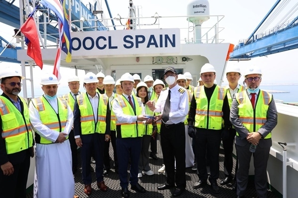 圖為與會嘉賓參觀“東方西班牙”輪。中遠海運港口阿布扎比碼頭供圖