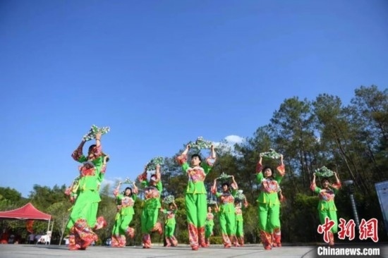 市民在跳廣場舞。 唐小晴 攝