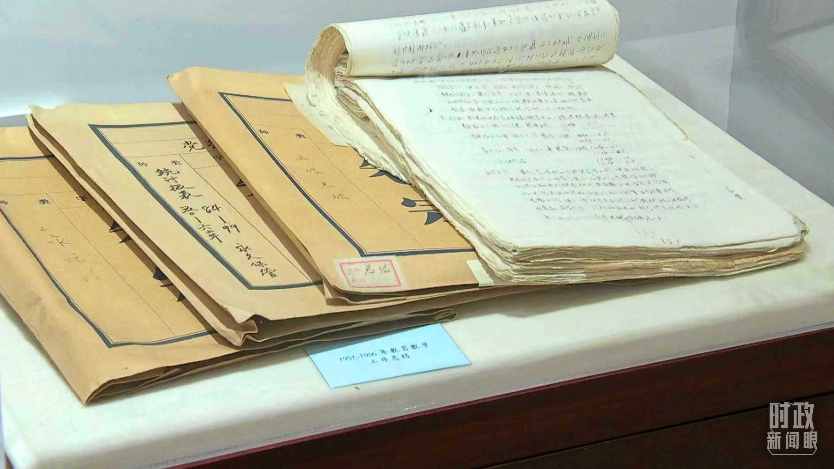 △校史館內(nèi)的教育教學(xué)工作總結(jié)展陳。（總臺(tái)央視記者金雨秋拍攝）