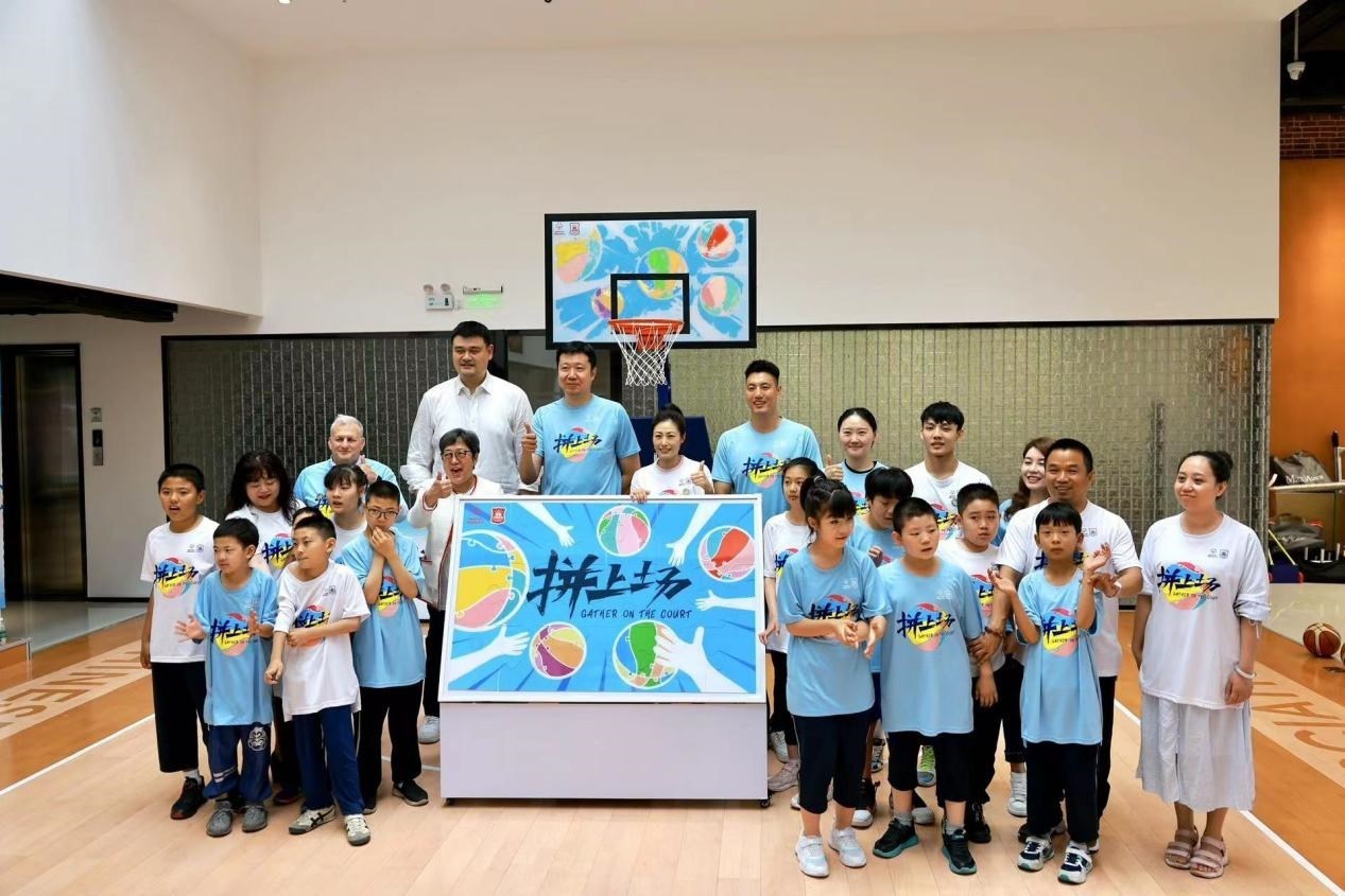 嘉賓與特奧小運(yùn)動(dòng)員在活動(dòng)結(jié)束后合影。人民網(wǎng)記者 郝帥攝