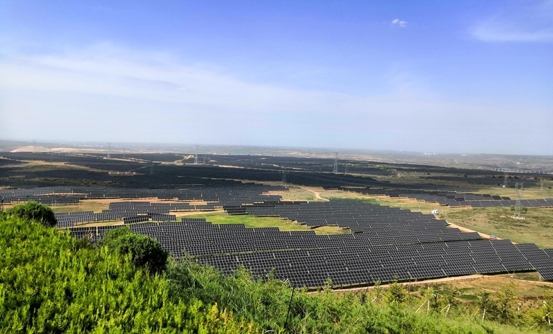 伊金霍洛旗天驕綠能50萬千瓦采煤沉陷區(qū)生態(tài)治理光伏發(fā)電示范項(xiàng)目一角。人民網(wǎng)記者 孫博洋攝